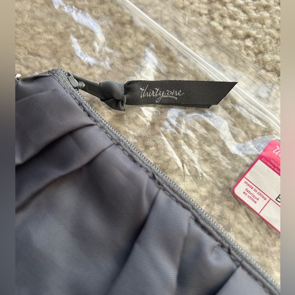 Thirty-One NEW Grey Ruffle Wristlet - Picture 4 of 9